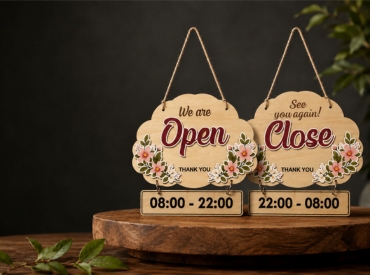 Bảng treo Open/Closed bằng gỗ khắc laser cho cửa hàng