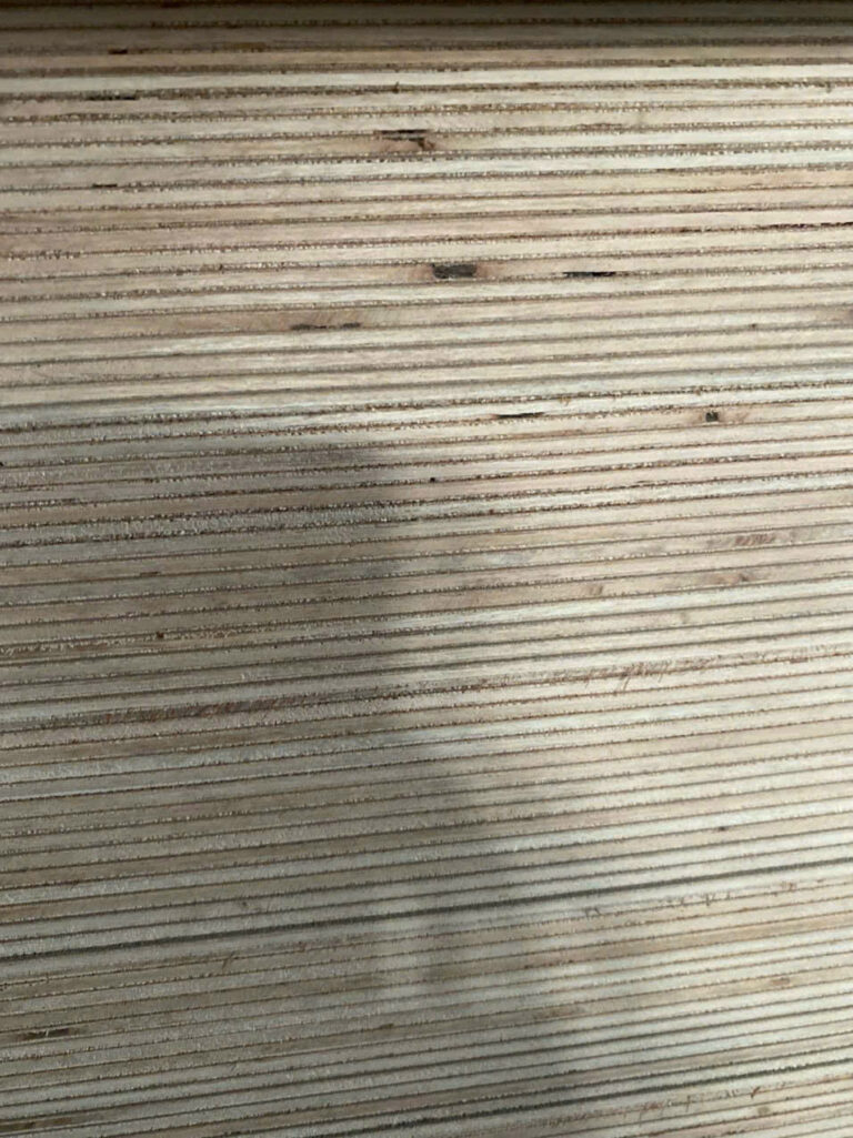 Cận cảnh cạnh tấm ván ép plywood thấy rõ từng lớp gỗ ép