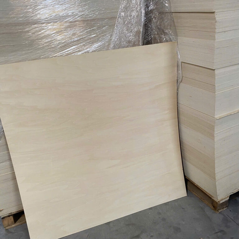 Tấm phôi gỗ basswood khổ 92x92cm dựng cạnh kiện hàng trong kho xưởng OGC