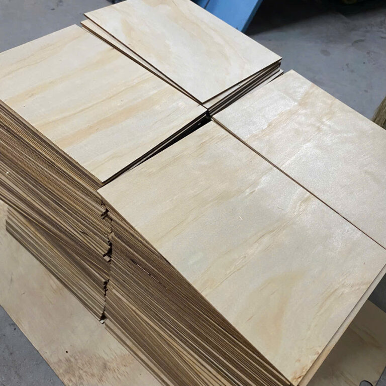 Ván ép plywood đã cắt vuông theo kích thước, xếp chồng lộ rõ các lớp ép